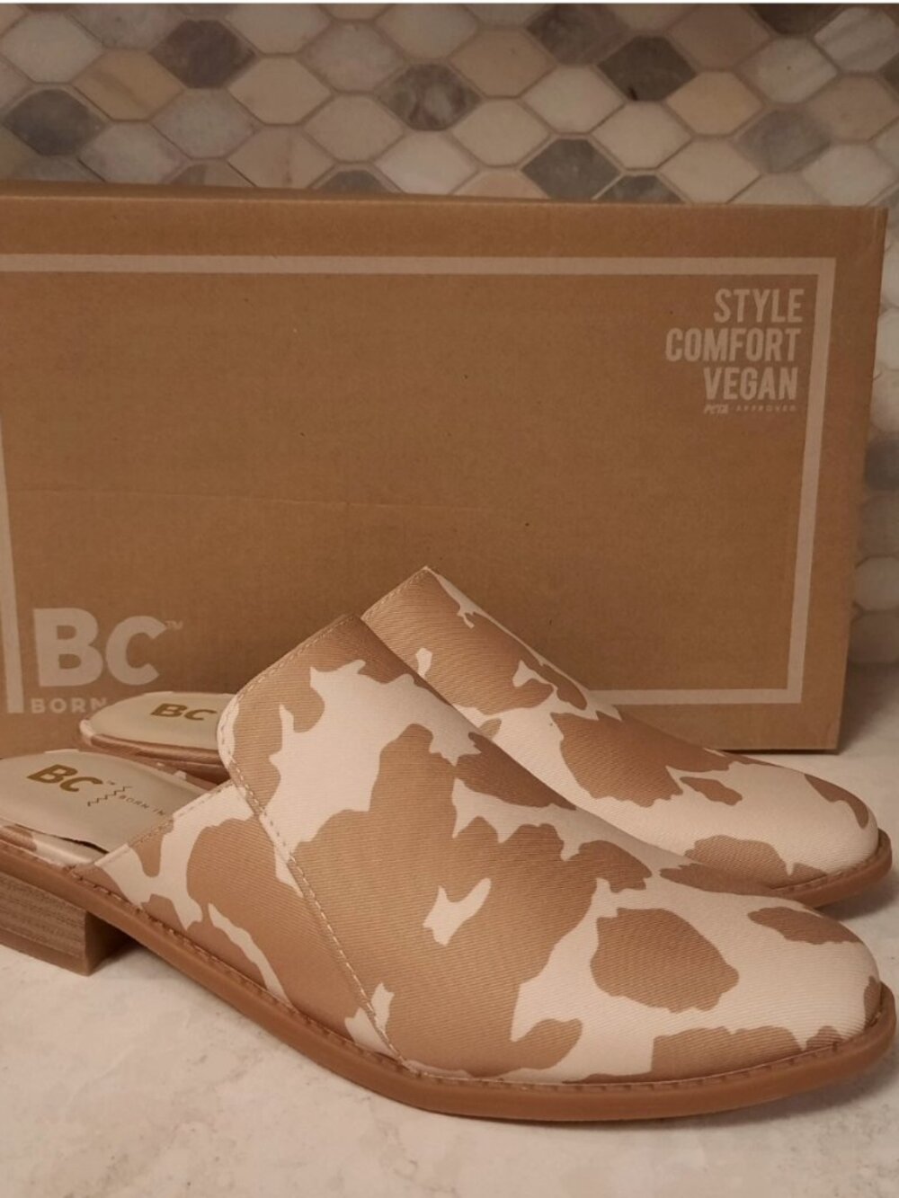 BC FOOTWEAR VEGAN -BORN IN CALIFORNIA- LOOK AT ME TAN COW PRINT NB07594 SZ 6 NIB